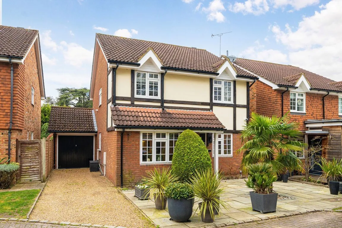 4 bed house for sale, Village Close, Weybridge, KT13