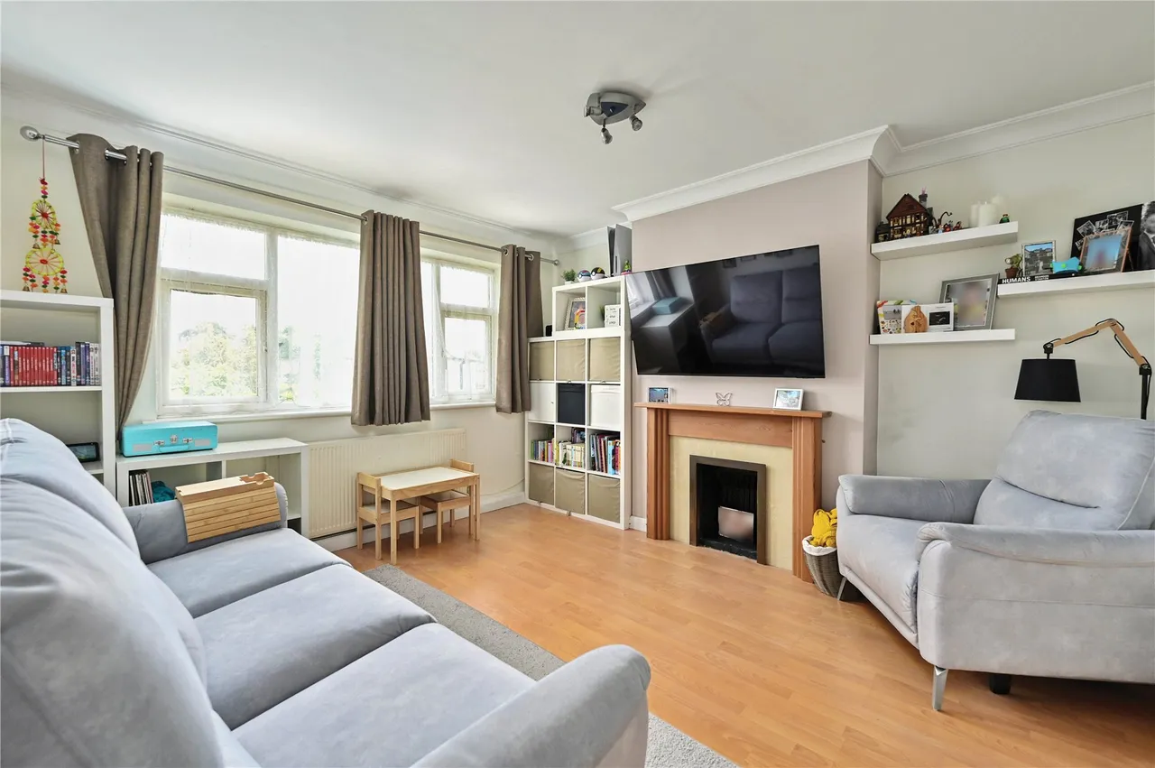 Chertsey Road, Ashford, TW15, photo 2