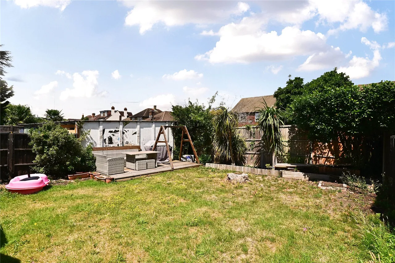 Chertsey Road, Ashford, TW15, photo 3