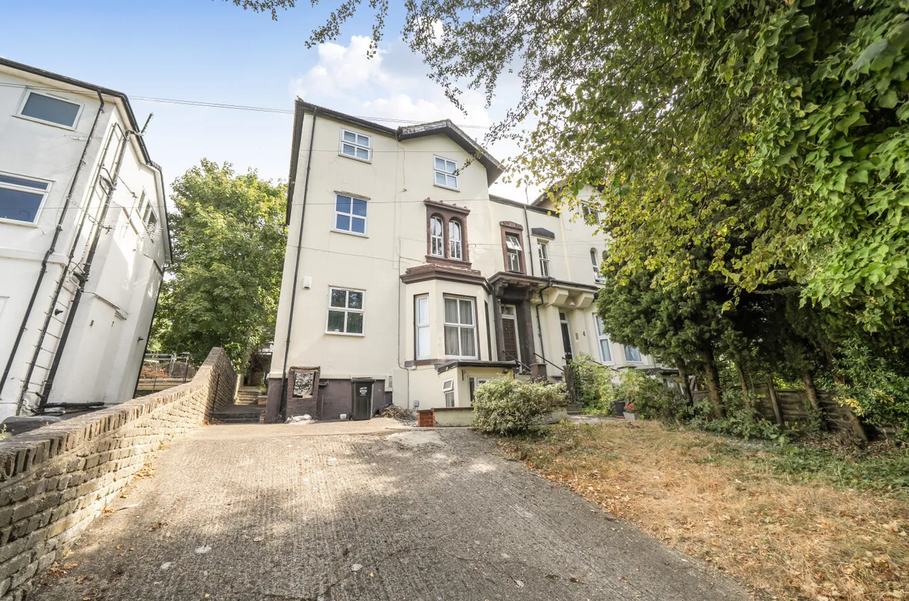 2 bed flat for sale — Cobham Terrace, Bean Road, DA9