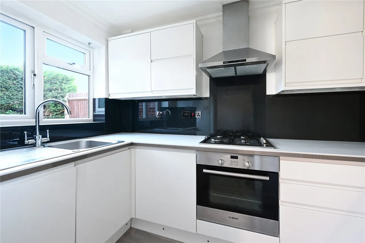 Throgmorton Road, Yateley, GU46, photo 2
