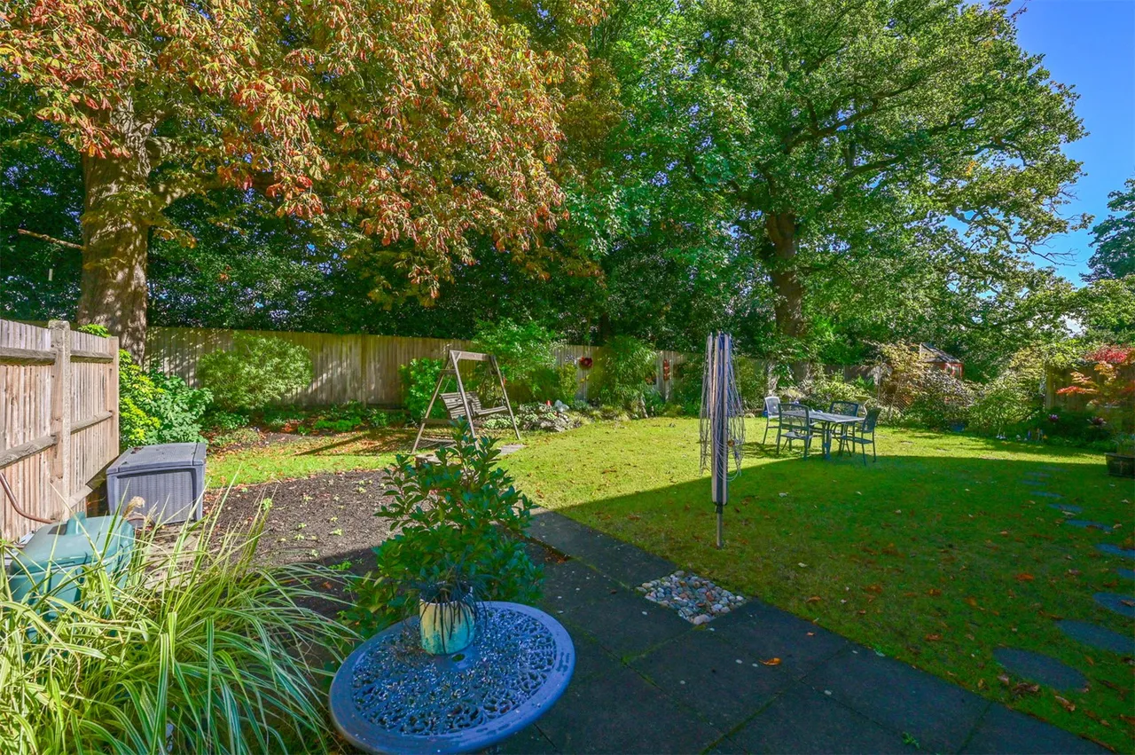 Broadhurst, Farnborough, Hampshire, GU14 9XA, photo 14