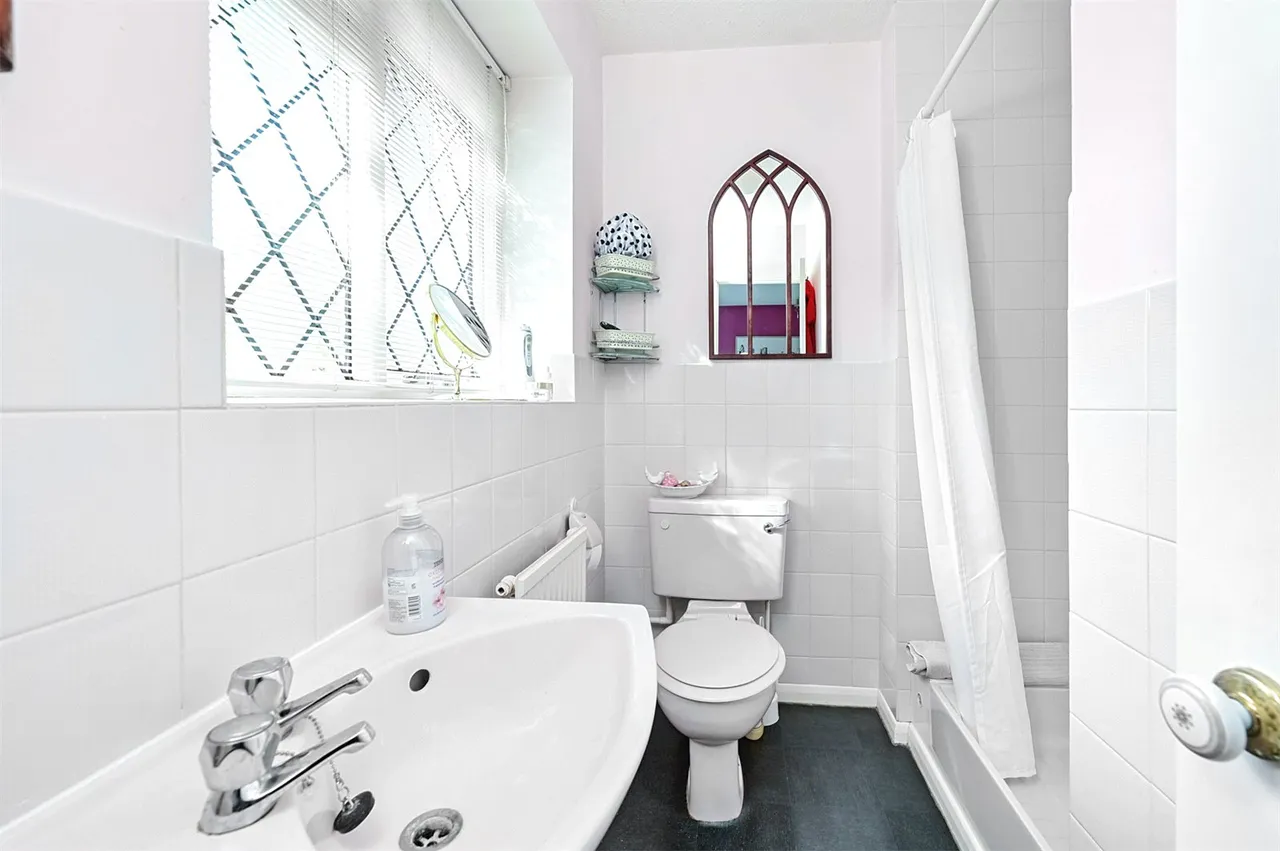 Broadhurst, Farnborough, Hampshire, GU14 9XA, photo 8