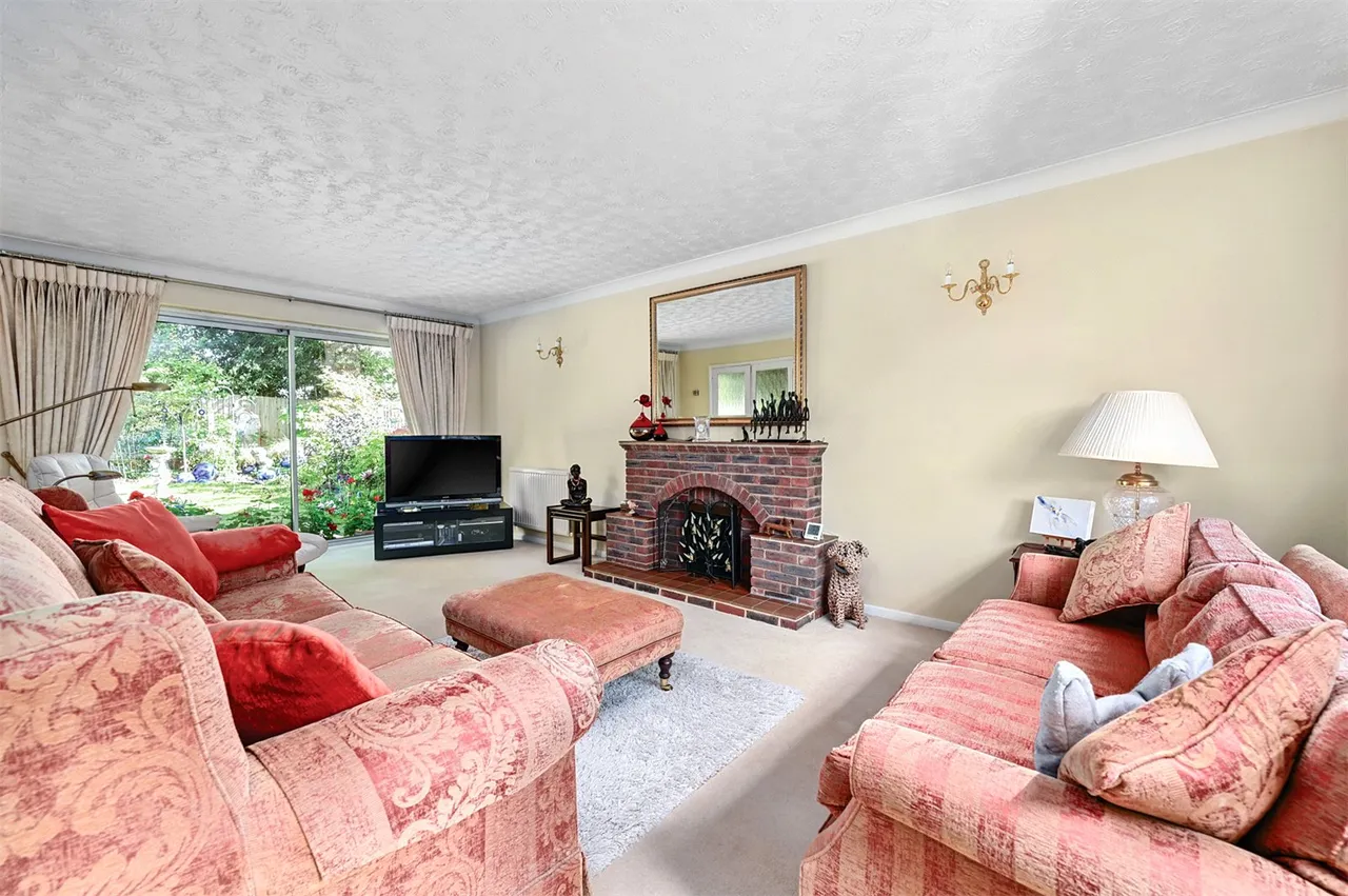 Broadhurst, Farnborough, Hampshire, GU14 9XA, photo 2