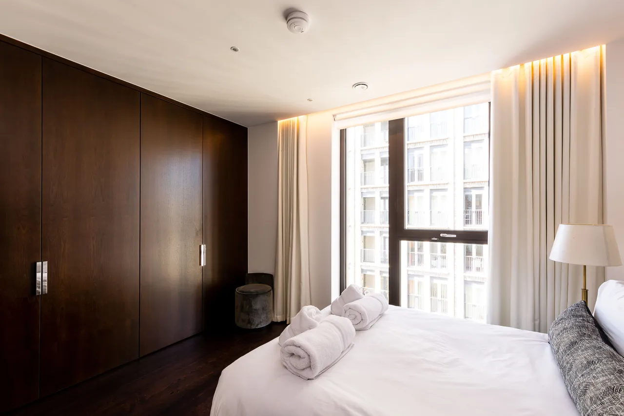 16 Thornes House, Charles Clowes Walk, The Residence, 40-42 Ponton Road, London, photo 5