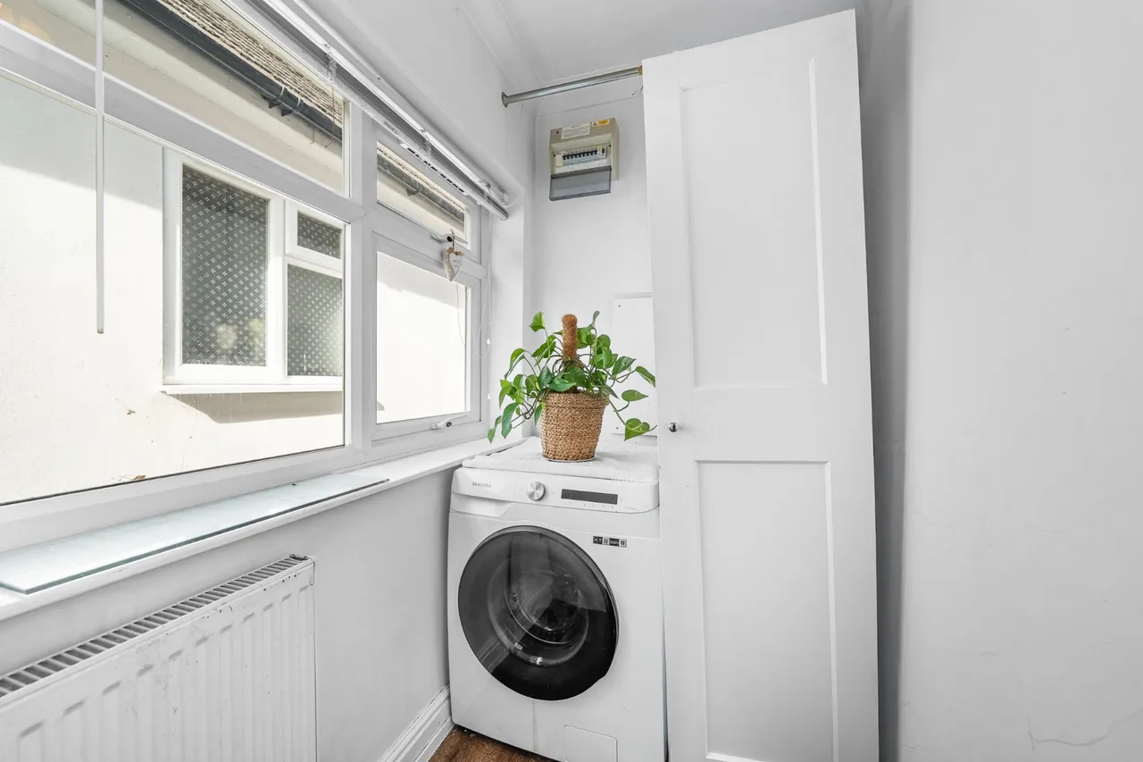 Woodlands Avenue, West Byfleet, KT14, photo 8
