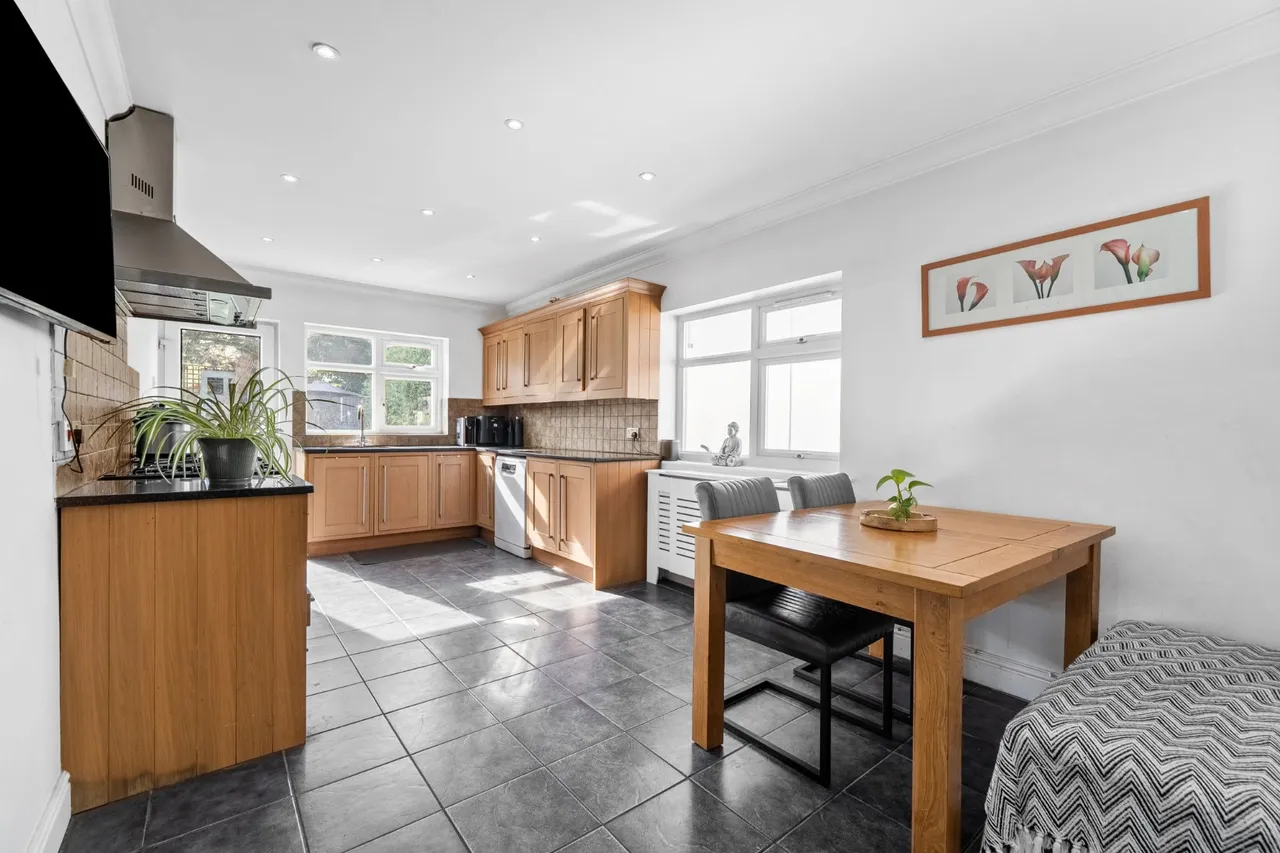 Woodlands Avenue, West Byfleet, KT14, photo 3