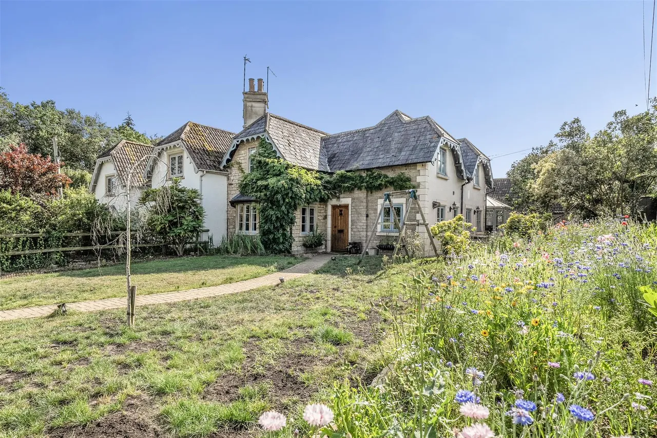 3 bed house for sale, Old Road, Studley, SN11