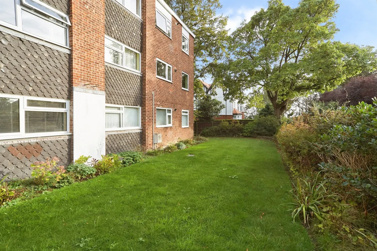 North Parade, Leeds, LS16, photo 4