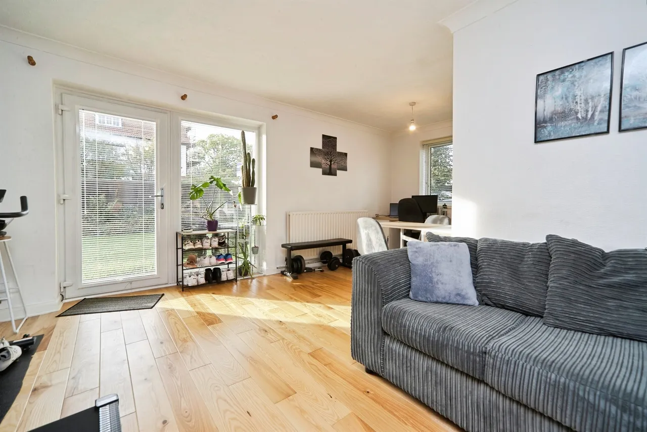 North Parade, Leeds, LS16, photo 2