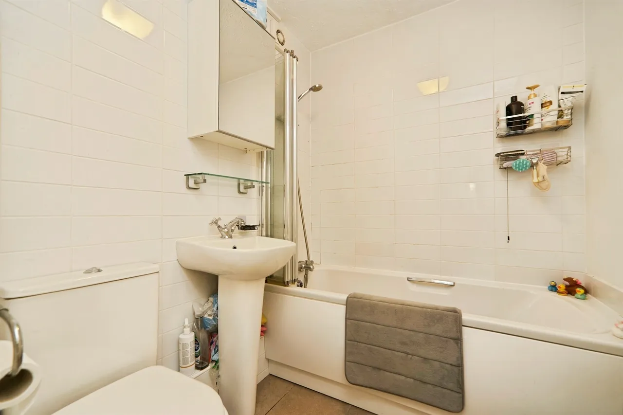 North Parade, Leeds, LS16, photo 9