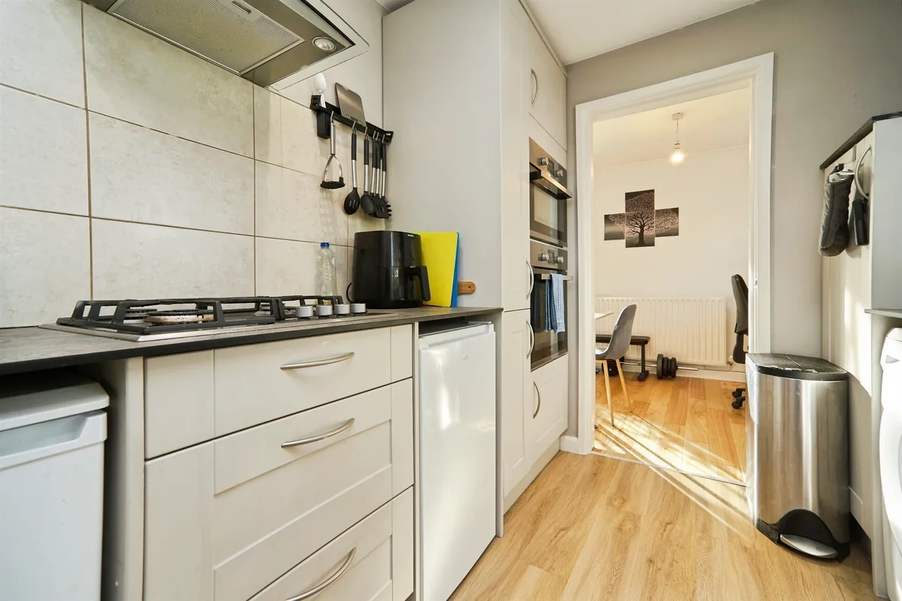 North Parade, Leeds, LS16, photo 5