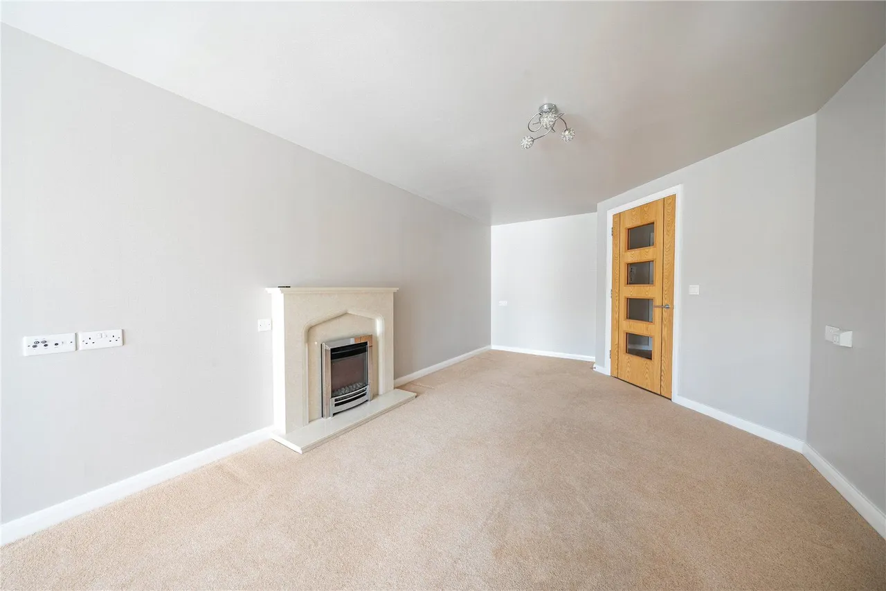 Squirrel Way, LS17, photo 11