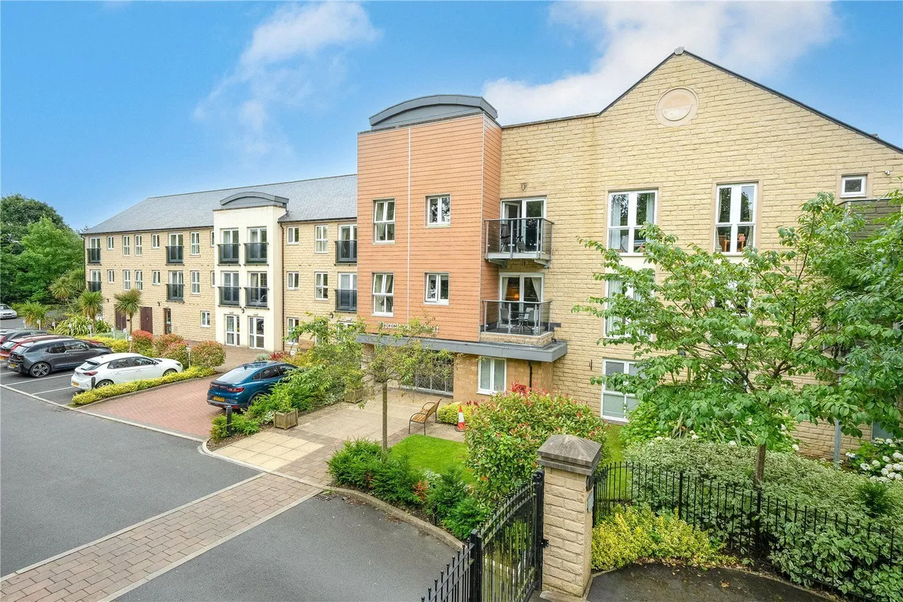1 bed flat for sale, Squirrel Way, LS17