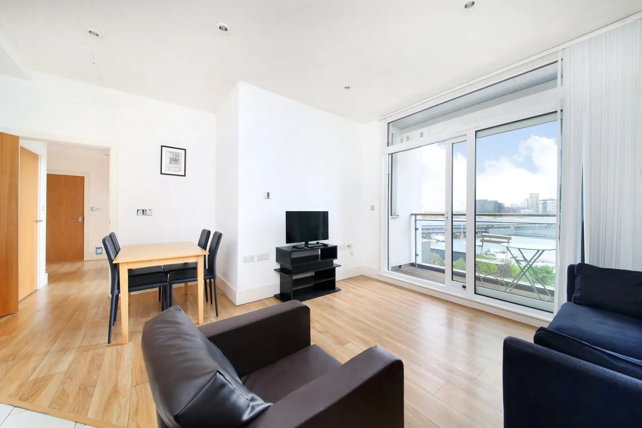 2 bed flat for sale, Cornell Square, London, SW8