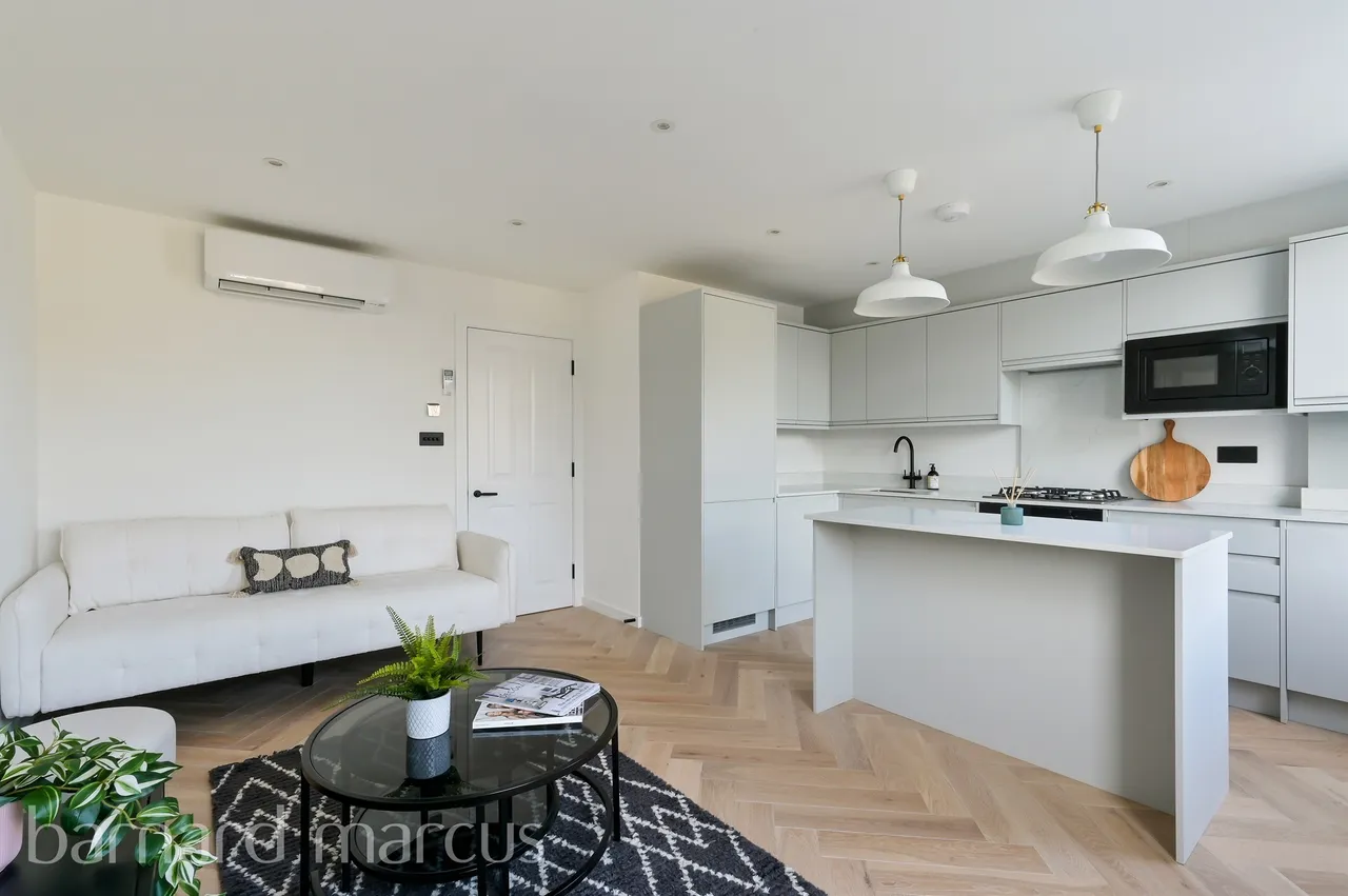 2 bed flat for sale — Shepherds Bush Road, London