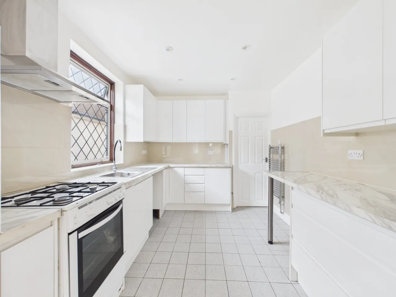 Burleigh Gardens, Ashford, TW15, photo 2