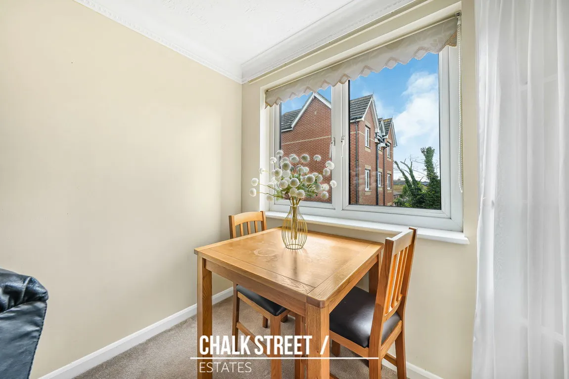 Mavis Grove, Hornchurch, RM12 6BN, photo 4