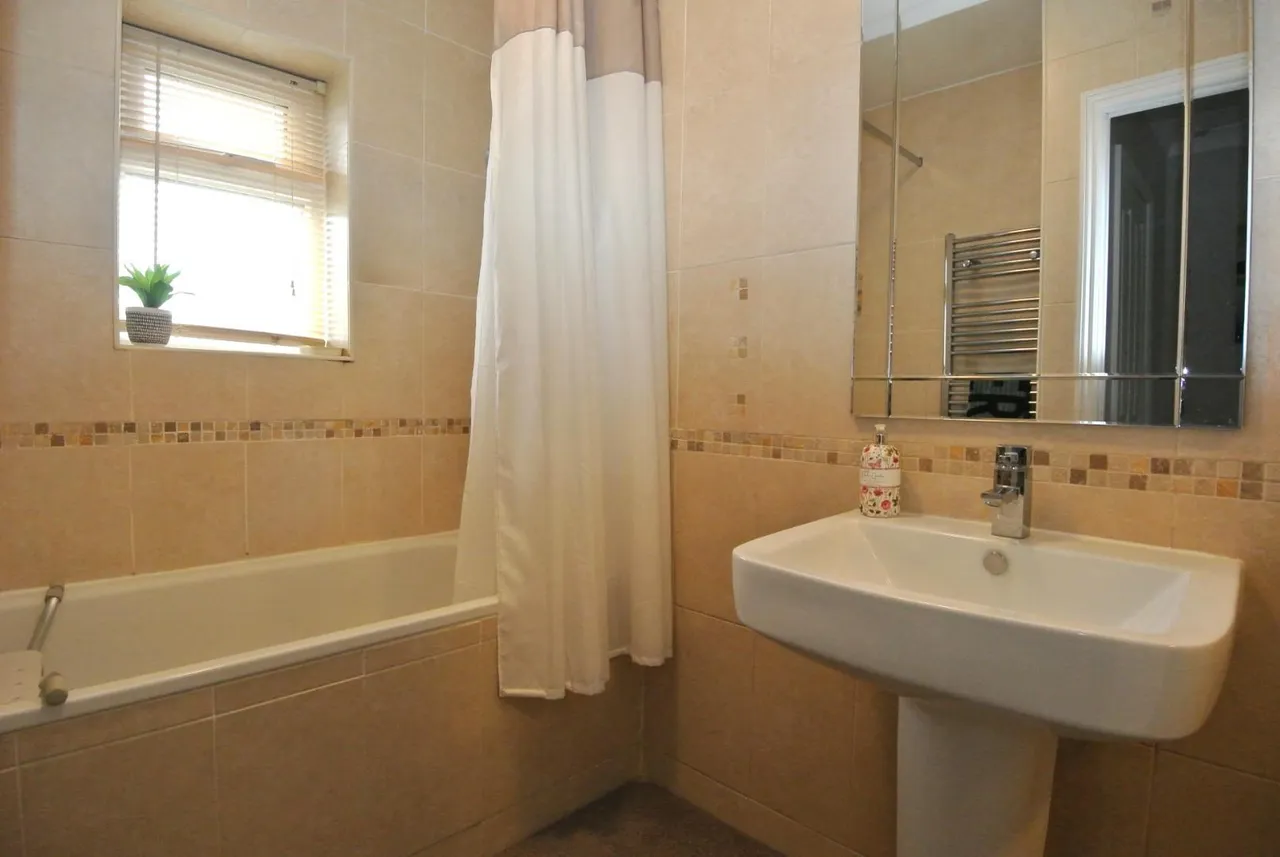 Elizabeth Avenue, Staines-Upon-Thames, Surrey, TW18 1JN, photo 12