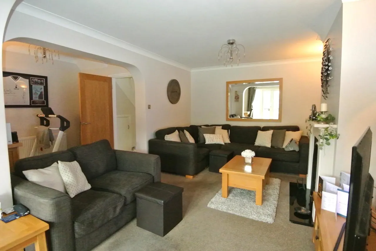 Elizabeth Avenue, Staines-Upon-Thames, Surrey, TW18 1JN, photo 4