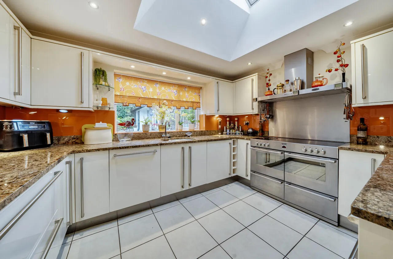 Hawkswood Avenue, Frimley, Camberley, Surrey, GU16 8LH, photo 2