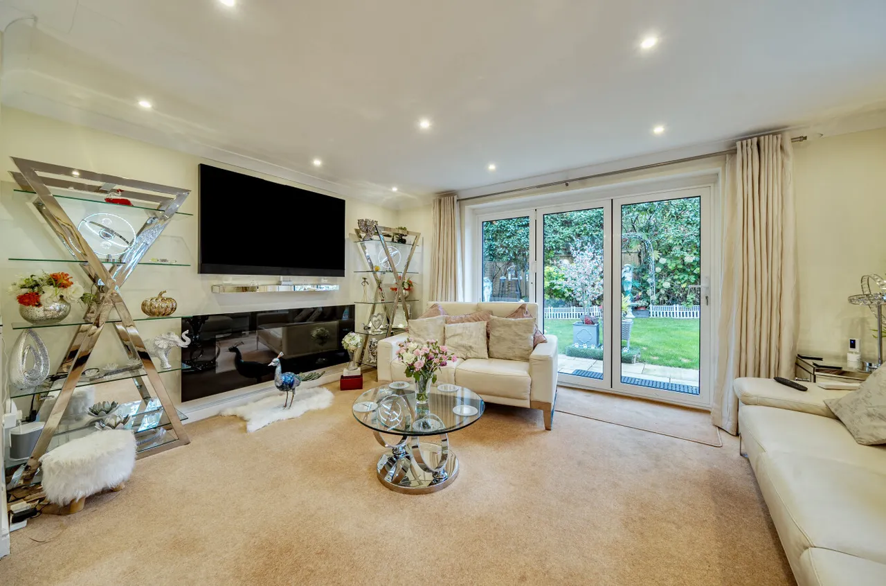 Hawkswood Avenue, Frimley, Camberley, Surrey, GU16 8LH, photo 4