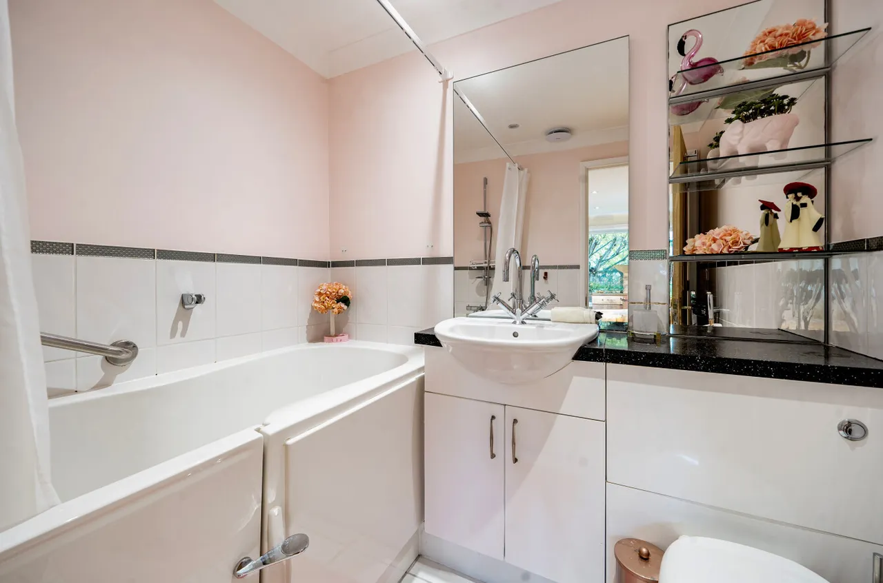 Hawkswood Avenue, Frimley, Camberley, Surrey, GU16 8LH, photo 6