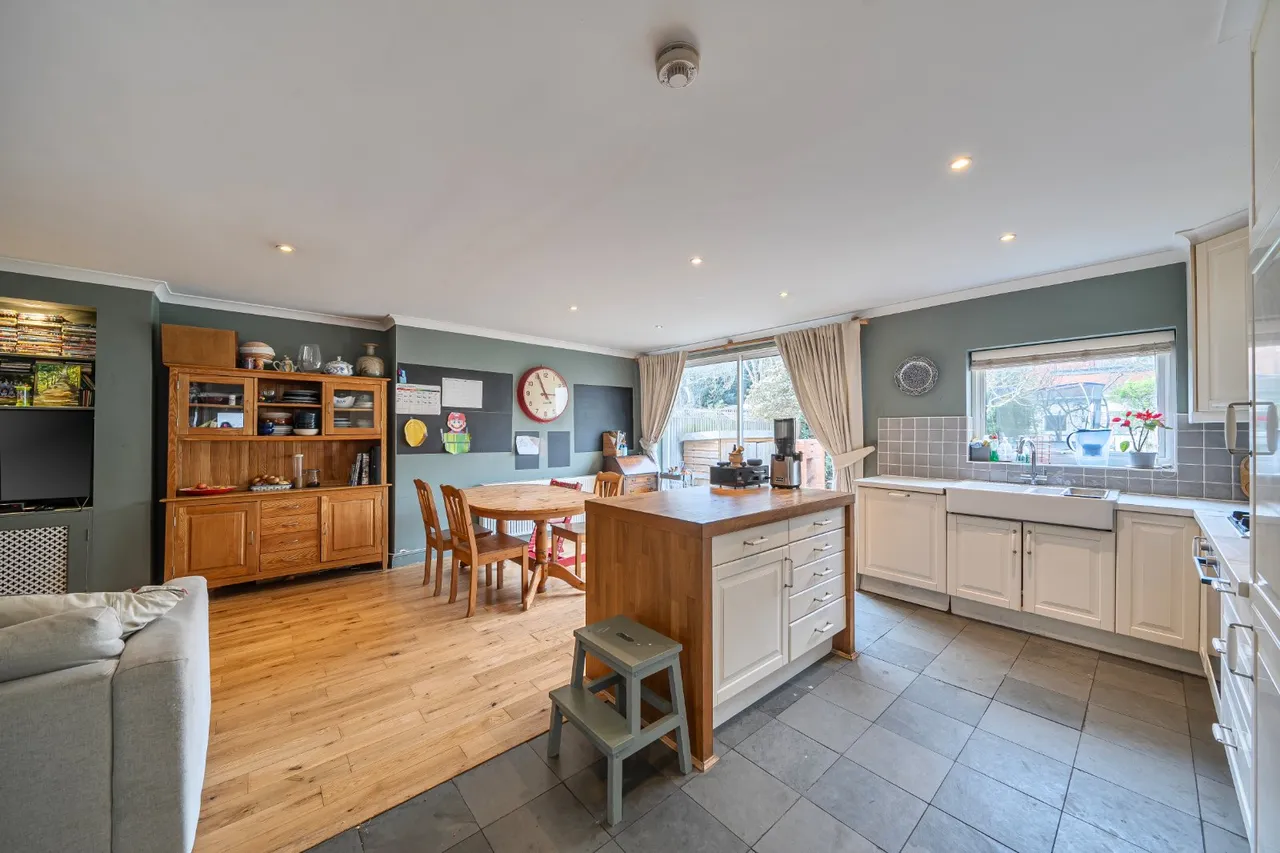 3 bed property for sale — The Limes Avenue, London, N11