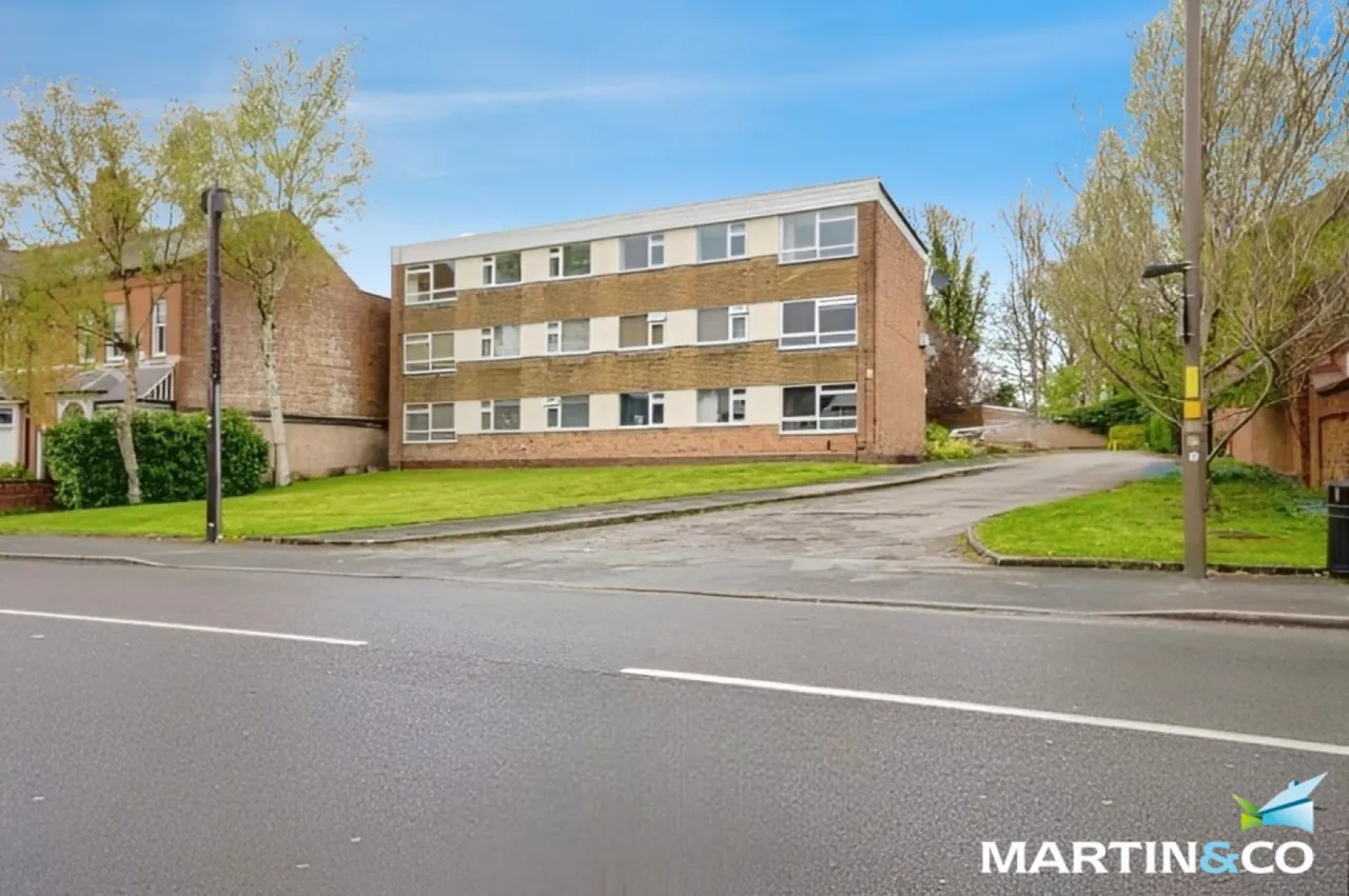 2 bed flat for sale — Court Oak Road, Harborne, B17