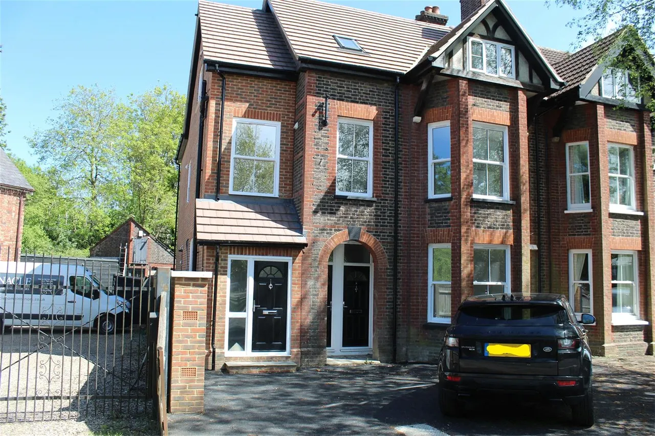 2 bed flat to rent — Station Road, TN8
