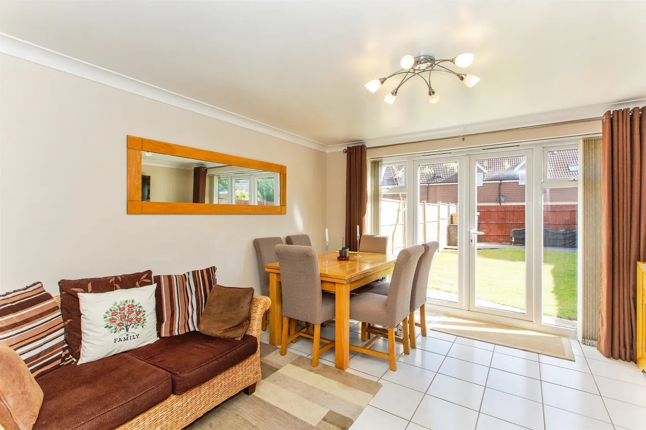 Lancaster Gate, Upper Cambourne, CB23, photo 6