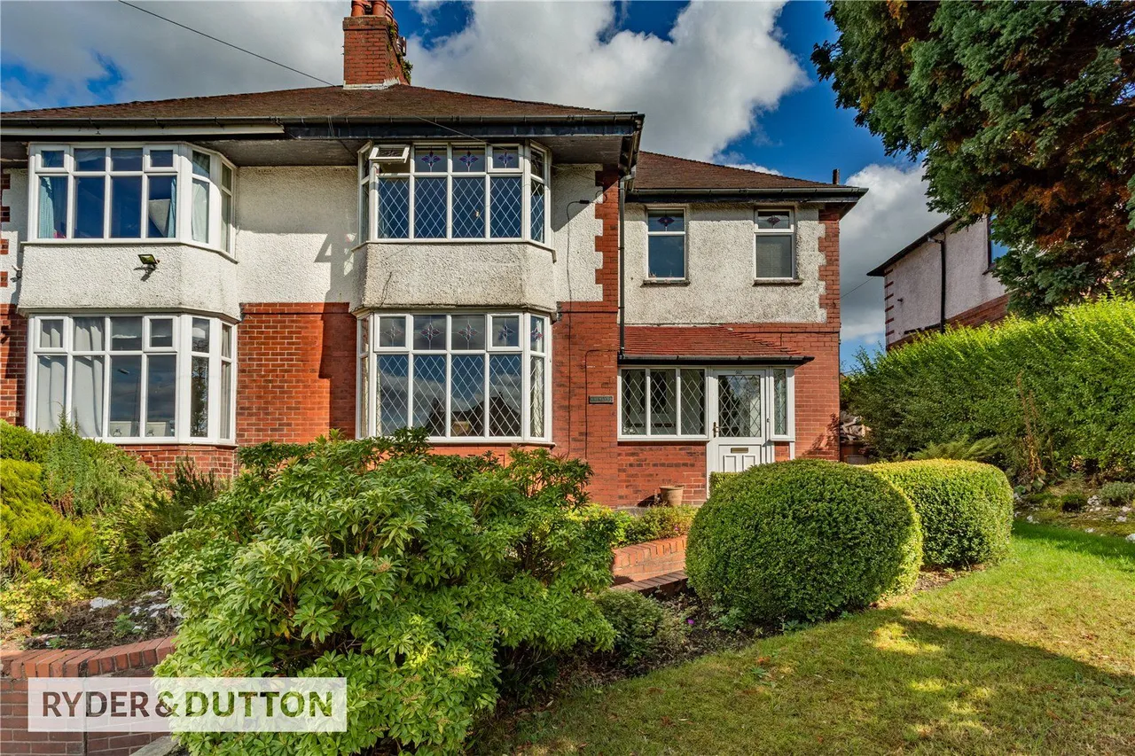 3 bed house for sale, Oldham Road, Thornham, OL16