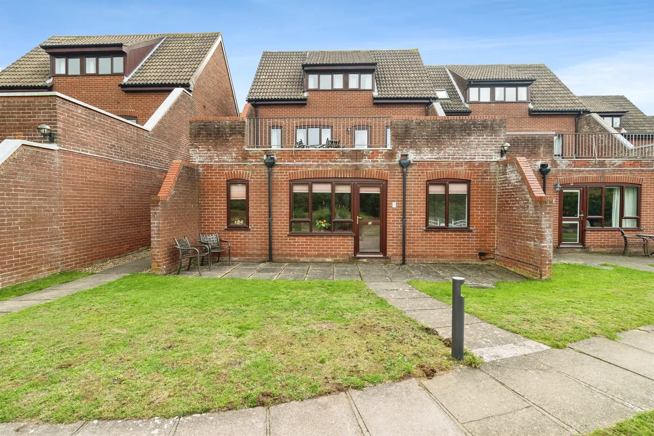 2 bed flat for sale — Overstrand Road, Cromer