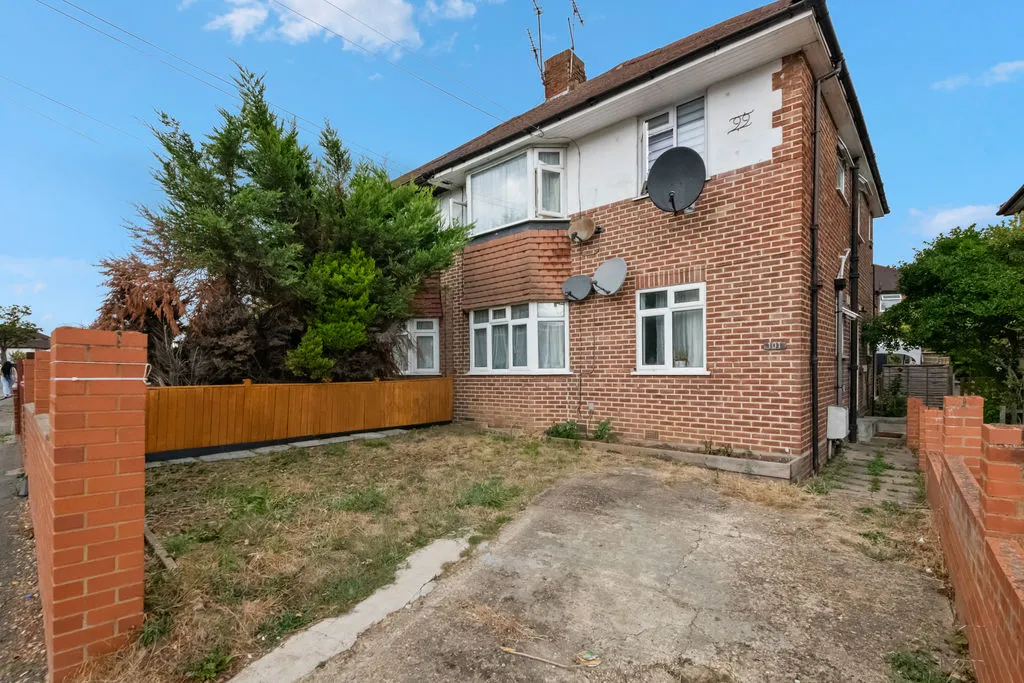2 bed flat for sale — Eastcote Lane, Northolt