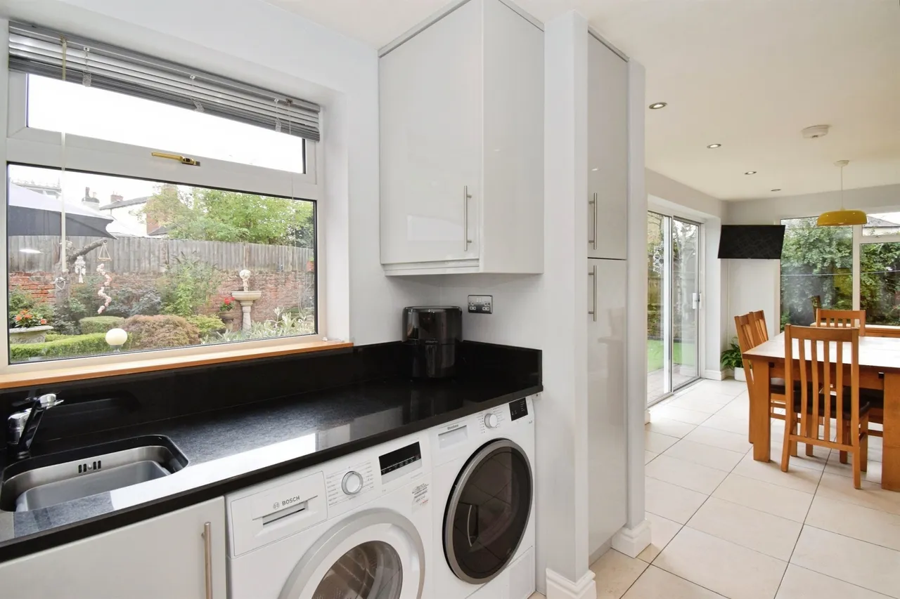 Hollies Way, Thurnby, Leicester, photo 9