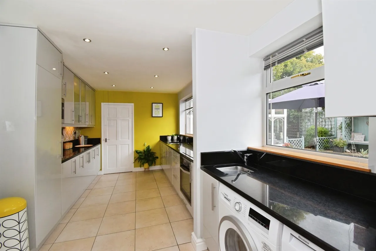 Hollies Way, Thurnby, Leicester, photo 10