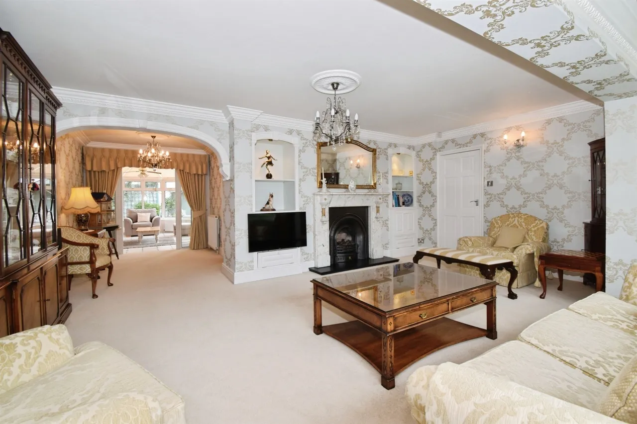 Hollies Way, Thurnby, Leicester, photo 3