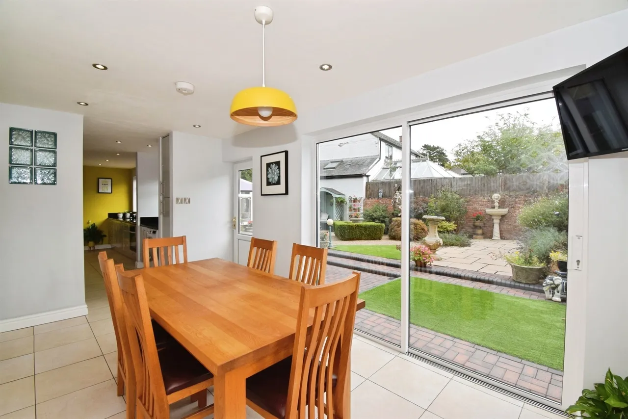 Hollies Way, Thurnby, Leicester, photo 12
