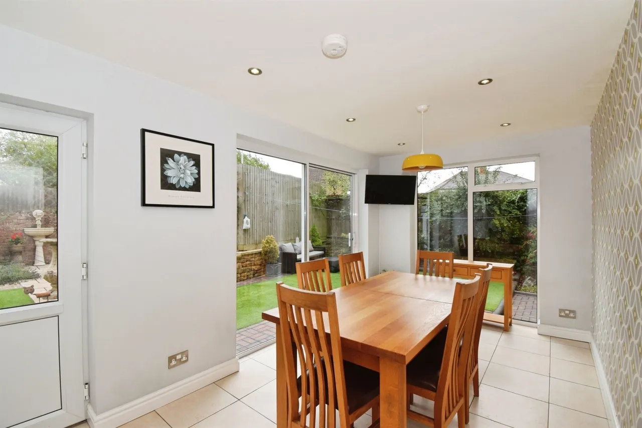 Hollies Way, Thurnby, Leicester, photo 11