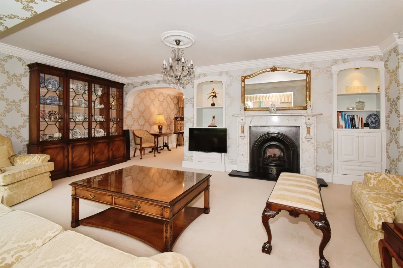 Hollies Way, Thurnby, Leicester, photo 4