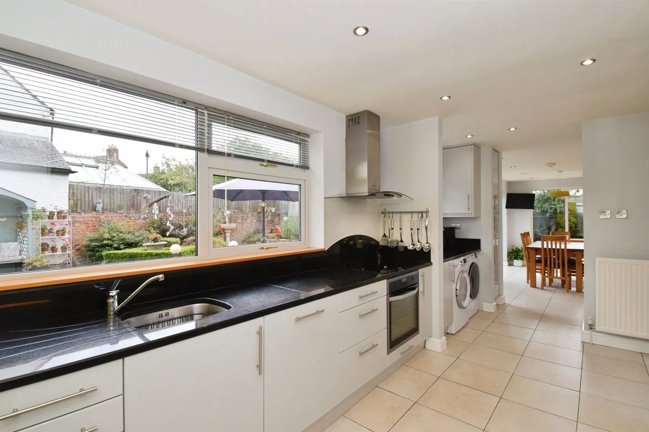 Hollies Way, Thurnby, Leicester, photo 8
