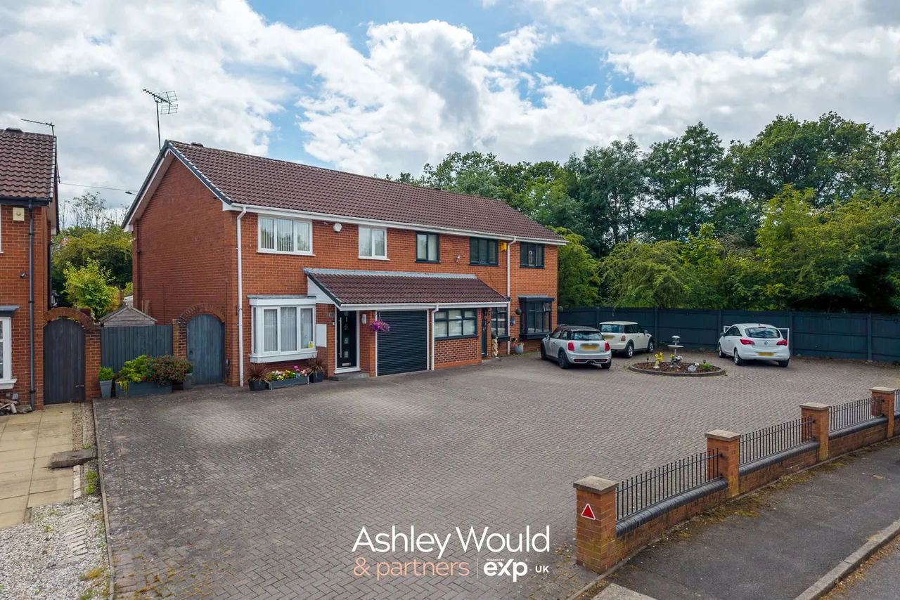 3 bed house for sale — Lyall Gardens, Rednal, Birmingham, B45