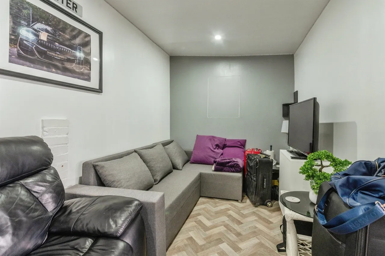 South End Road, Rainham, RM13, photo 13