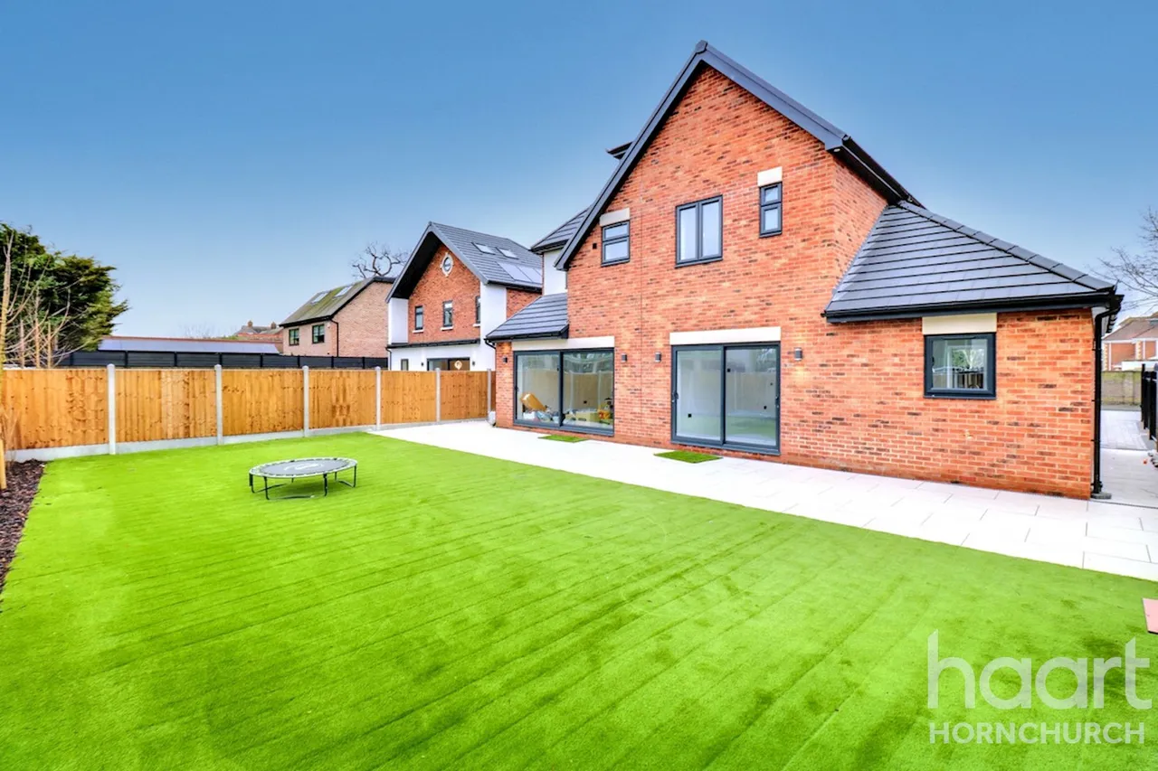 Garland Way, RM11, photo 2