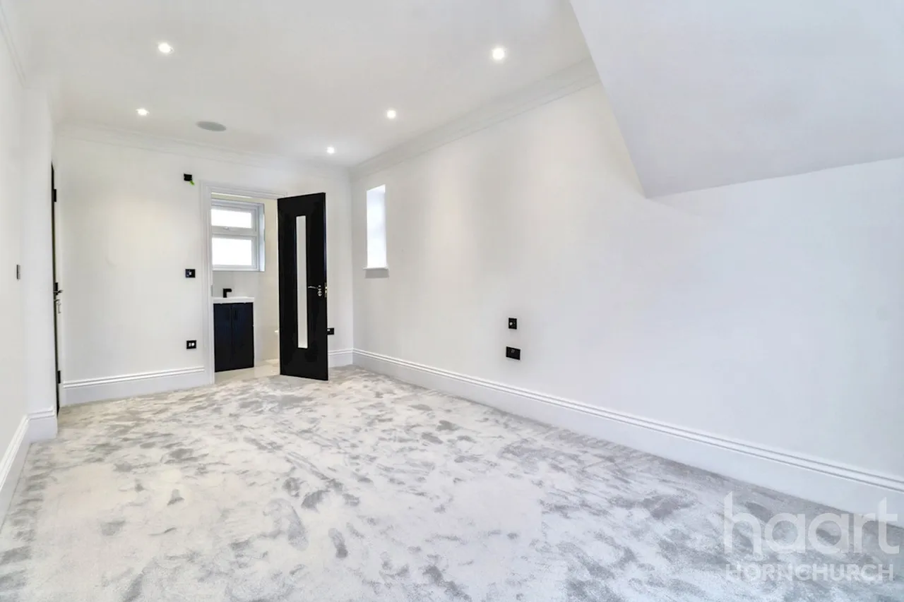 Garland Way, RM11, photo 10