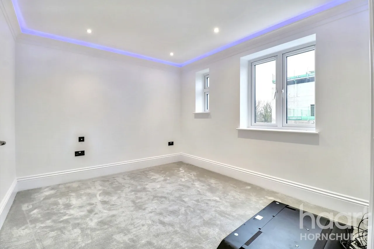Garland Way, RM11, photo 14