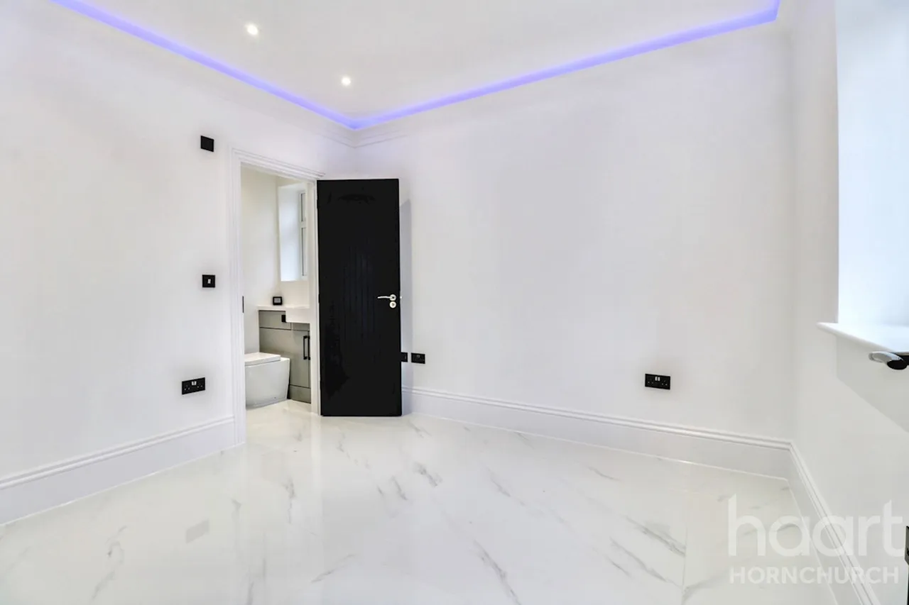 Garland Way, RM11, photo 6