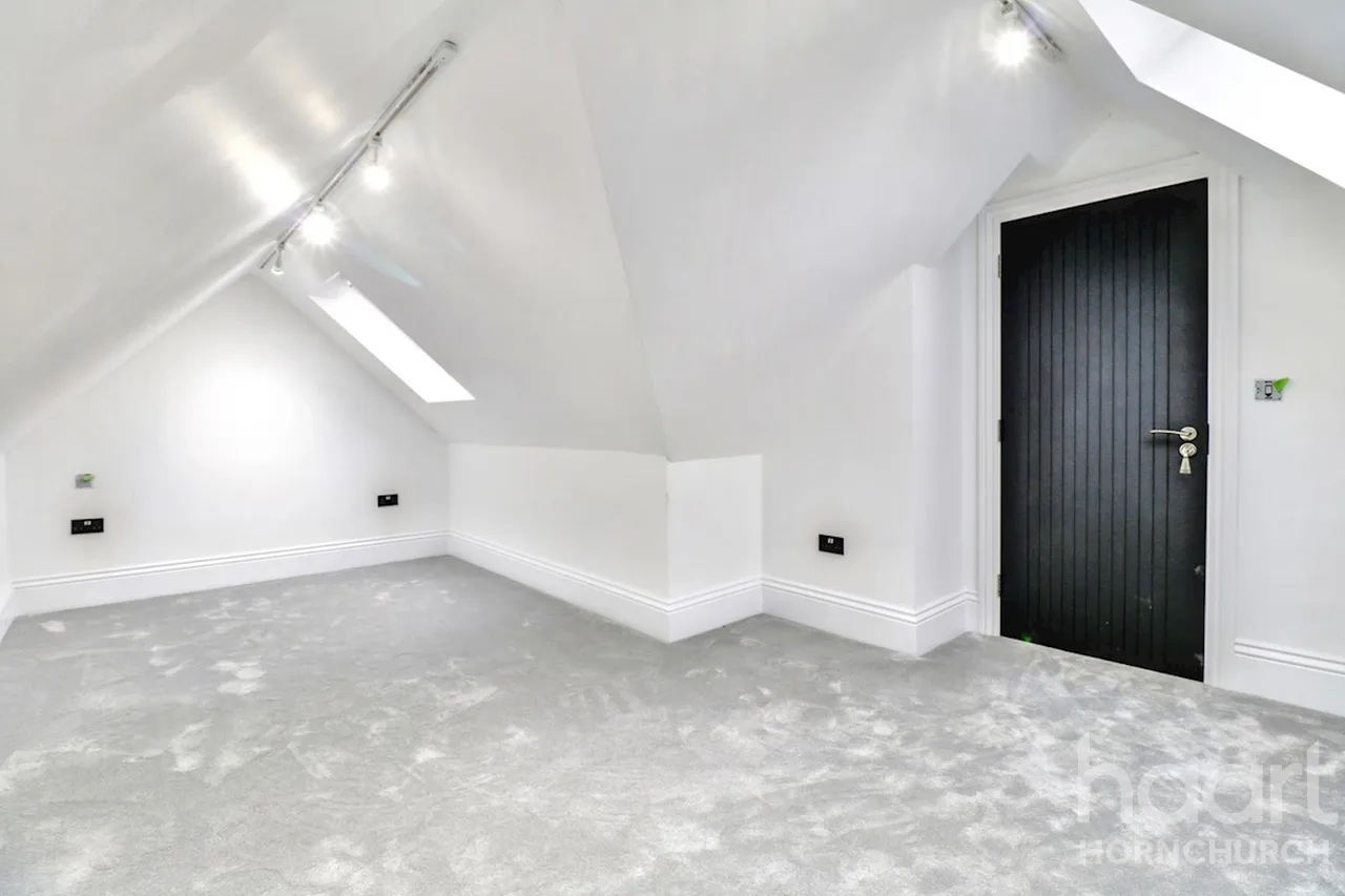 Garland Way, RM11, photo 15