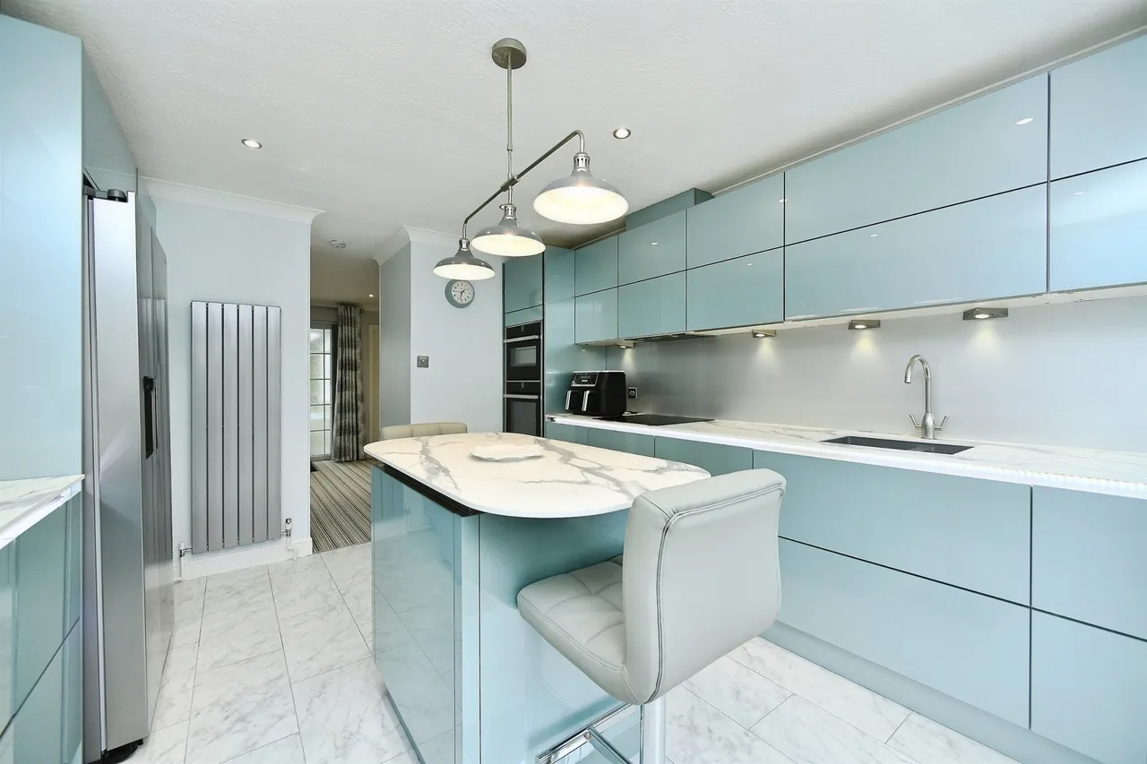 Mount Caburn Crescent, Peacehaven, photo 3
