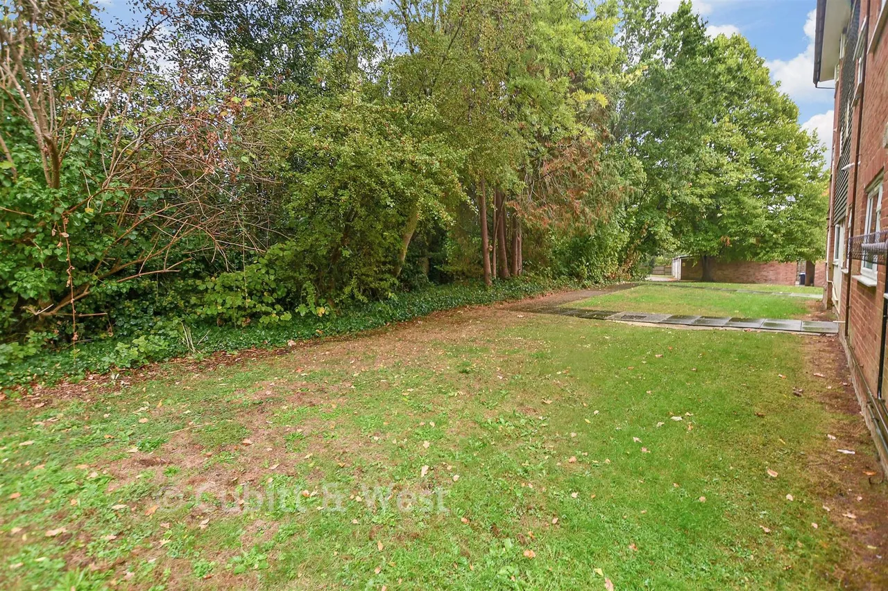 Oakfield Drive, Reigate, RH2, photo 2